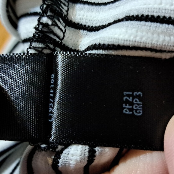 St.John Black White Ribbed Stripe Short Sleeve‎ Basic Top Size Medium - Picture 8 of 9